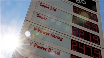 Benzin- und Dieselpreise sind an einer Tankstelle angezeigt.