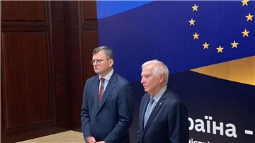 Der ukrainische Außenminister Dmytro Kuleba (l.) und der EU-Außenbeauftragte Josep Borrell sprechen zur Eröffnung des informellen EU-Außenministerrates in Kiew.