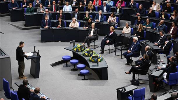 Der ukrainische Präsident Selenskyj ist anlässlich der Internationalen Konferenz zum Wiederaufbau der Ukraine in Berlin.