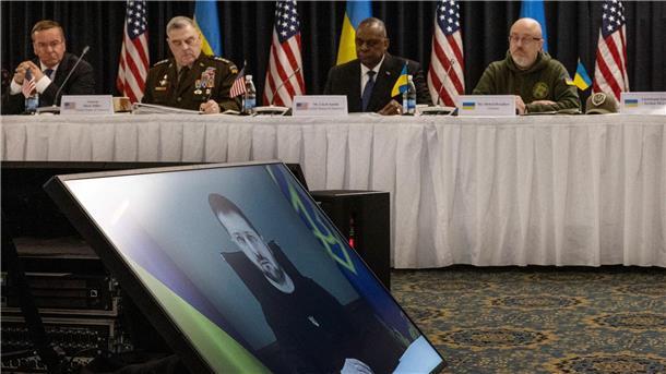 Mehr Waffen für die Ukraine - Aber noch keine Leopard-Panzer Der ukrainische Präsident Selenskyj spricht per Video zu den Teilnehmern der Ukraine-Konferenz. Im Hintergrund: Verteidigungsminister Boris Pistorius (l-r), US-General Mark Milley, US-Verteidigungsminister Lloyd Austin und der ukrainische Verteidigungsminister Olexij Resnikow.