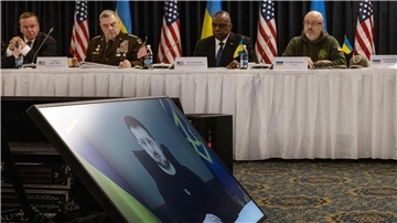 Der ukrainische Präsident Selenskyj spricht per Video zu den Teilnehmern der Ukraine-Konferenz. Im Hintergrund: Verteidigungsminister Boris Pistorius (l-r), US-General Mark Milley, US-Verteidigungsminister Lloyd Austin und der ukrainische Verteidigungsminister Olexij Resnikow.