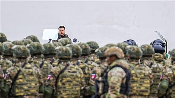 Der ukrainische Präsident Wolodymyr Selenskyj hat am ersten Jahrestag des russischen Angriffskrieges den Widerstand seiner Landsleute gewürdigt und sich erneut siegessicher gezeigt.