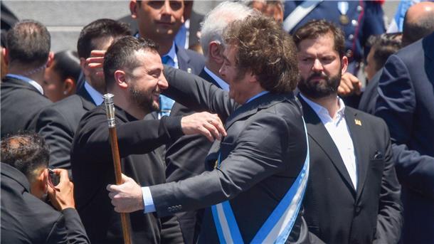 Der ukrainische Präsident Wolodymyr Selenskyj (l) umarmt Javier Milei, den neu gewählten Präsidenten von Argentien.