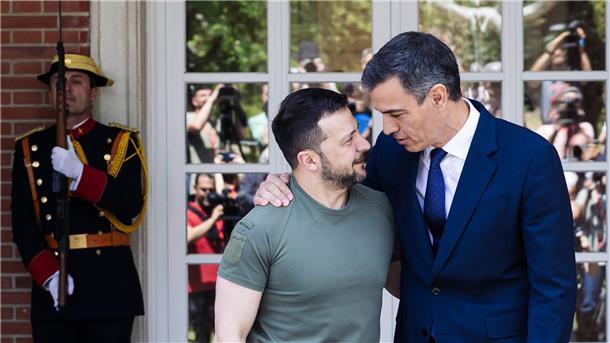 Krieg gegen die Ukraine: So ist die Lage Der ukrainische Präsident Wolodymyr Selenskyj (l) und der spanische Ministerpräsident Pedro Sanchez begrüßen sich beim Treffen im Regierungspalast Moncloa.