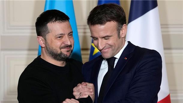 Der ukrainische Präsident, Wolodymyr Selenskyj (l), wird kommenden Freitag bei einem offiziellen Besuch in Frankreich den französischen Präsidenten, Emmanuel Macron, treffen.