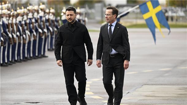 Ukraine will mehr als 100 Kampfjets aus Schweden kaufen Der ukrainische Präsident Wolodymyr Selenskyj (links) wurde am Mittwoch von Regierungschef Ulf Kristersson (rechts) in Linköping begrüßt.