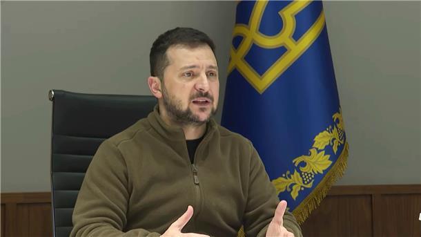 G7 kündigen weitere Finanzhilfen für Ukraine an Der ukrainische Präsident Wolodymyr Selenskyj spricht während der Videokonferenz der Staats- und Regierungschefs der Gruppe der Sieben (G7) und der Ukraine.
