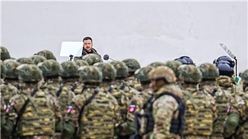 Der ukrainische Präsident Wolodymyr Selenskyj spricht bei einer Militärparade vor der Sophienkathedrale in Kiew.