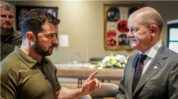 Der ukrainische Präsident Wolodymyr Selenskyj spricht beim Gipfeltreffen der Europäischen Politischen Gemeinschaft in Moldau mit Bundeskanzler Olaf Scholz.