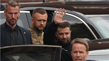 Der ukrainische Präsident Wolodymyr Selenskyj steigt nach der Verleihung des Karlspreises ins Auto.