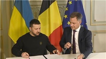 Der ukrainische Präsident Wolodymyr Selenskyj und der belgische Premierminister Alexander De Croo unterzeichnen eine Vereinbarung über bilaterale Sicherheitszusammenarbeit.