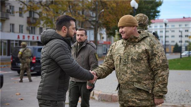 Ukrainischer Präsident Selenskyj reist in befreites Cherson Der ukrainische Präsident Wolodymyr Selenskyj während seines Besuchs in Cherson.