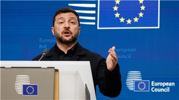 Der ukrainische Staatschef Wolodymyr Selenskyj hat bei einer Pressekonferenz in Brüssel China eine Unterstützung von Russland vorgeworfen.