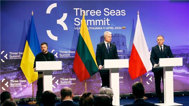 Krieg gegen die Ukraine: So ist die Lage Der ukrainische Präsident Wolodymyr Selenskyj (l-r), der litauische Präsident Gitanas Nauseda und der polnische Präsident Andrej Duda auf dem Gipfel der Drei-Meeres-Initiative in Vilnius.