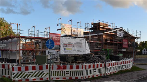 Das Foto zeigt eine Baustelle in Rodenkirchen. Es handelt sich um das dortige Feuerwehrhaus, das derzeit umgebaut und erweitert wird.