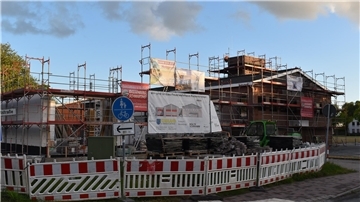 Das Foto zeigt eine Baustelle in Rodenkirchen. Es handelt sich um das dortige Feuerwehrhaus, das derzeit umgebaut und erweitert wird.