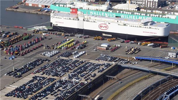 Auch ohne US-Zölle: Historisch schlechter Monat für Bremerhavener Autoumschlag Autos, die vor einem Schiff abgestellt sind.