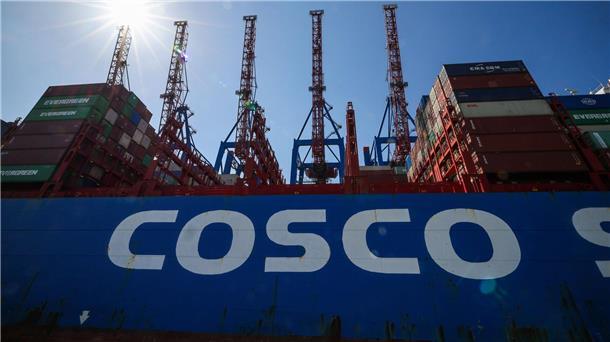 Der umstrittene Einstieg des chinesischen Staatskonzerns Cosco bei einem Hamburger Container-Terminal ist unter Dach und Fach.