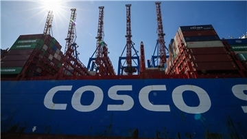 Der umstrittene Einstieg des chinesischen Staatskonzerns Cosco bei einem Hamburger Container-Terminal ist unter Dach und Fach.