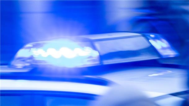 Ein Streifenwagen der Polizei ist mit Blaulicht im Einsatz.