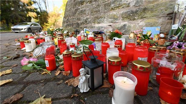 Mit Auto in Kindergruppe gefahren: Mann kommt in Psychiatrie Der Unfallort in Witzenhausen-Gertenbach ist im Herbst 2021 mit Blumen, Teddies und Kerzen geschmückt.
