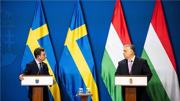 Ungarn kauft neue Kampfflugzeuge von Schweden Der ungarische Premierminister Viktor Orban (r) spricht mit dem schwedischen Premierminister Ulf Kristersson während einer Pressekonferenz in Budapest.