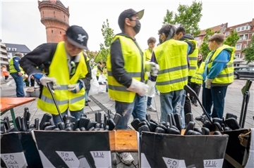 Das Geestemünder Standortmanagement organisiert im Sommer 2022 eine Müllsammelaktion auf dem Konrad-Adenauer-Platz. Foto Scheschonka
