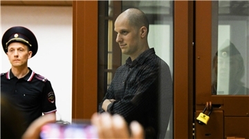 Der US-Reporter Evan Gershkovich steht in einem Glaskäfig in einem Gerichtssaal in Jekaterinbur: Ihm wird Spionage vorgeworfen.