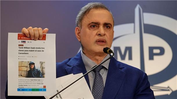 Venezuela: Wende im Todesfall von Rapper Canserbero Der venezolanische Generalstaatsanwalt Tarek William Saab zeigt auf einer Pressekonferenz in Caracas einen Zeitungsartikel mit einem Bild des Rappers Canserbero.