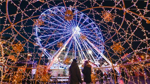 Der Veranstalter hat sich entschieden: Das Licht auf dem Bremerhavener Weihnachtsmarkt soll anbleiben. Gespart wird allerdings trotzdem.