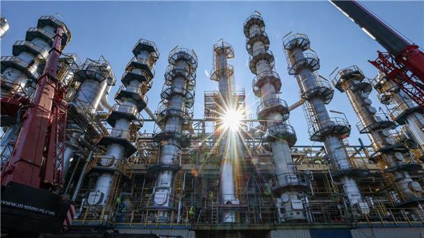 Der Verband der Chemischen Industrie warnt: Wenn es bezüglich eines Industriestrompreises keine kurzfristigen Lösungen gebe, müsse man sich über zukünftige Themen keine Gedanken mehr machen.