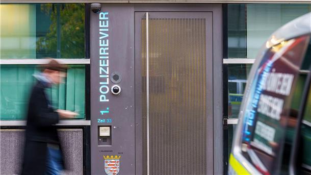 Gewalt bei Festnahmen - Ermittlungen gegen Polizisten Der Verdacht gefährde das Ansehen der Polizei, sagt der Frankfurter Polizeipräsident.