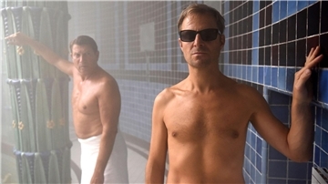 Der Verdächtige Nusser (Wolfgang „Fifi“ Pissecker, l) beobachtet Alexander Haller (Philipp Hochmair) im Dampfbad.