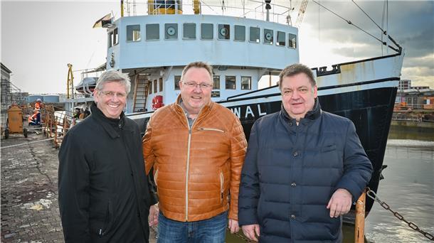 Der Verein der Schiffahrts-Compagnie möchten den Dampf-Eisbrecher „Wal“ noch lange in Fahrt halten: Vorsitzender Rüdiger Pallentin (von links), Geschäftsführer Heino Tietjen und Schatzmeister Günter Brandt.