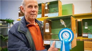 Der Verein der Vogelliebhaber mit Albert Keil und seinen Erlenzeisigen stellt im Kleintierforum in der Hinrich-Schmalfeld-Straße aus.