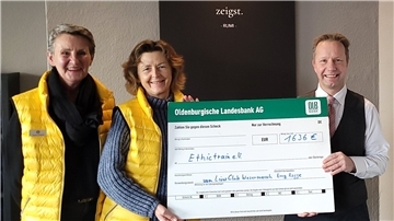 Der Verein Ethic Train ist für seine Arbeit auf Spenden angewiesen. Deshalb freut sich Vorstandsmitglied Bernd Bierfischer (rechts) über die Spende des Lions Clubs Emy Rogge, die Sabine Siefken und Kerstin Eppler (von links) überbrachten.
