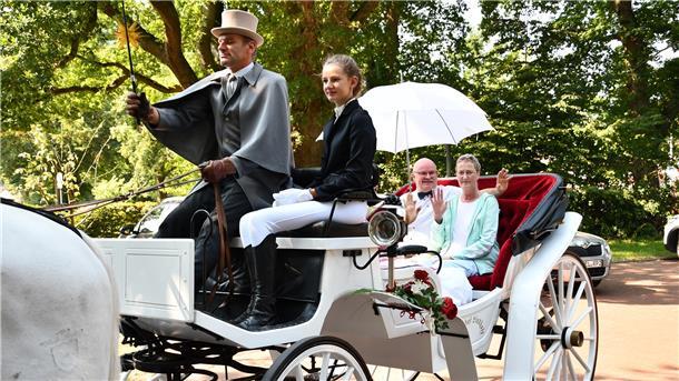 Der Verein Lebenswunsch ermöglichte unter anderem die Gestaltung eines 20. Hochzeitstages im Laurentius-Hospiz in Falkenburg, bei dem eine weiße Kutsche mit weißen Pferden zum Einsatz kam.