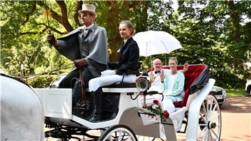 Der Verein Lebenswunsch ermöglichte unter anderem die Gestaltung eines 20. Hochzeitstages im Laurentius-Hospiz in Falkenburg, bei dem eine weiße Kutsche mit weißen Pferden zum Einsatz kam.
