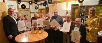 Der Verein mit dem ersten Vorsitzenden Rainer Rex (rechts) und dem zweiten Vorsitzenden Oliver von Studnitz (links) bedankt sich bei Inge Monsees, Grete Pingel, Manfred Seeba, Brigitte Tekath, Tine Korte, Hans-Christoph Fischer, Ute von Studnitz und Frieda Hastedt für fünf Jahrzehnte Treue und Engagement.