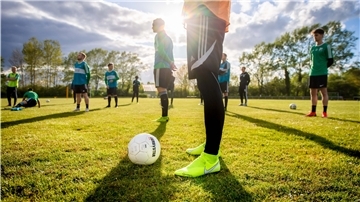 Der Vereinssport läuft nach der Coronakrise langsam wieder an. Bei der Teambesprechung muss auf dem Sportplatz auf die Abstandsregel geachtet werden.