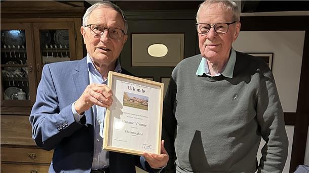 Der Vereinsvorsitzende Heinz-Hermann Evers überreicht Hartmut Vollmer (rechts) die Ehrenmitgliedschaftsurkunde. 