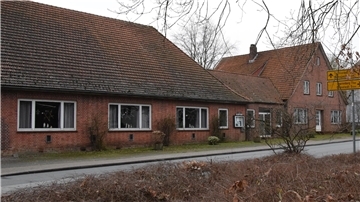 Der Verkauf des ehemals als Dorf-Treff genutzten Gebäudes im Rhader Ortskern soll 100.000 Euro in die Rhader Gemeindekasse spülen.