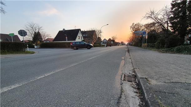 Eine Straßenkreuzung auf der ein Auto fährt.