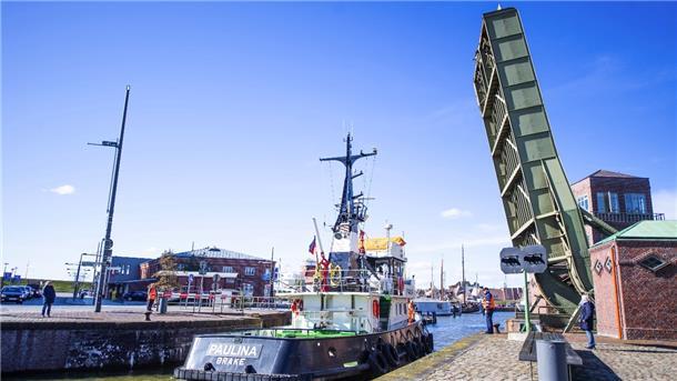 Der Verkehr muss warten, dafür werden die Fotoapparate gezückt. Anlässlich der maritimen Tage werden Brücken mehrfach hochgeklappt.