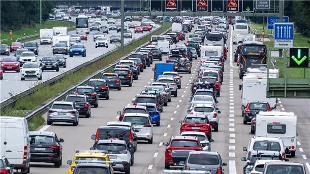 Verkehr vs. Klimaschutz: Regierung weist Vorwürfe zurück Der Verkehrssektor hat 2022 erneut die im Klimaschutzgesetz festgelegten Jahresemissionshöchstmengen überschritten.