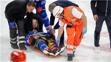 Ein verletzter Eishockey-Spieler wird auf einer Trage vom Eis gebracht.