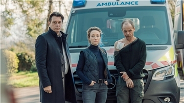 Der verletzte Micha Oberländer (Matthias Koeberlin, l-r), Luisa Hoffmann (Alina Fritsch) und Thomas Komlatschek (Hary Prinz) stehen zusammen vor einem Notarztwagen.