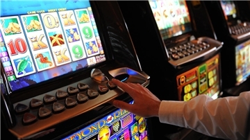 Spieler am Glücksspielautomat.