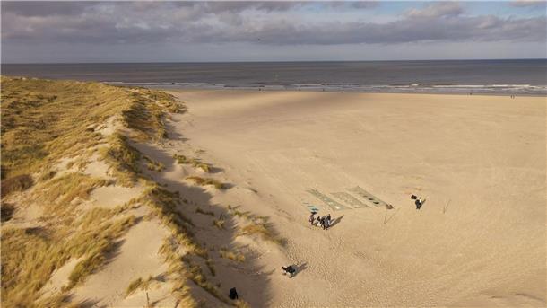 Plastikmüll auf Meeren soll mithilfe von KI erfasst werden Der Versuchsaufbau aus der Vogelperspektive am Strand von Spiekeroog.
