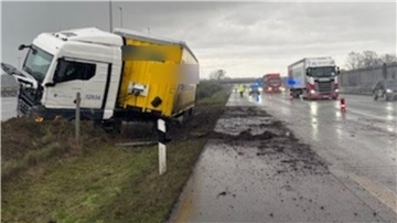 Der verunglückte Sattelzug auf der Autobahn in Höhe der Anschlussstelle Sittensen.